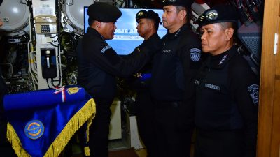Terima Brevet Hiu Kencana, Panglima TNI dan Kasad Resmi Jadi Warga Kehormatan TNI AL