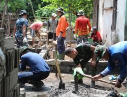 Satgas TMMD ke-119 dan Warga Bangun Rumah Ibu Jumaiyah