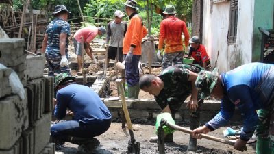 Satgas TMMD ke-119 dan Warga Bangun Rumah Ibu Jumaiyah