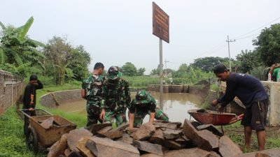 Satgas TMMD 119 Bangun Plengsengan Bersama Warga