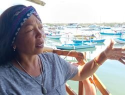 Profesi Langka, Puluhan Tahun Juli Artiningsih Jadi Penjahit Layar Kapal Laut di Bali 
