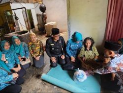 Camat Tanjung Kemuning Bagikan Paket Sembako