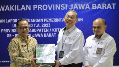 Pj. Wali Kota Bekasi Serahkan LKPD Unaudited TA 2023 ke BPK