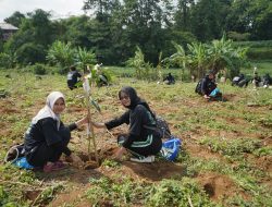 Perubahan Iklim Cepat, Rektor UMK Ajak Mahasiswa di Kudus Tanam Pohon