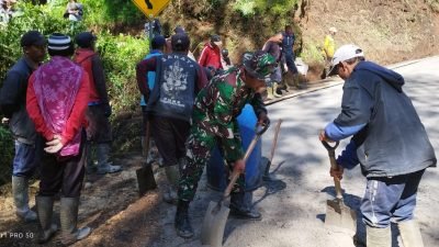 Babinsa-Warga Wonokitri Kerja Bakti Perbaiki Jalan Rusak Jurang Mandrim-Pasuruan