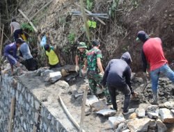 Satgas TMMD 119-Warga Bekerja Keras Selesaikan “Plengsengan” Jembatan I