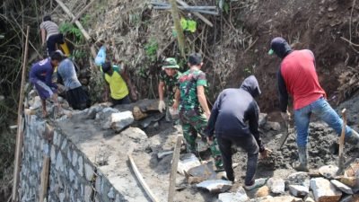 Satgas TMMD 119-Warga Bekerja Keras Selesaikan “Plengsengan” Jembatan I