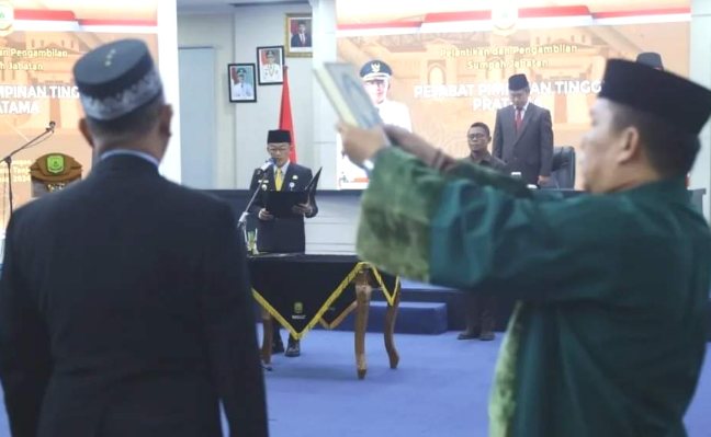 Pj Wali Kota Tanjungpinang, Hasan, melantik dan memimpin sumpah jabatan 17 orang pejabat Eselon II di Aula Sultan Sulaiman Badrul Alamsyah, Kamis (29/2/2024).