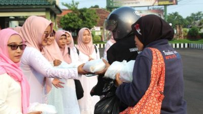 Berkah Ramadhan, Persit KCK Kodim 0819/Pasuruan Berbagi Takjil