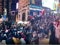 Salat Tarawih Perdana di Jalanan New York Times Square