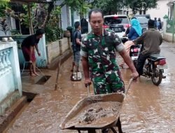Koramil Winongan dan Warga Bersihkan Lumpur Akibat Longsor