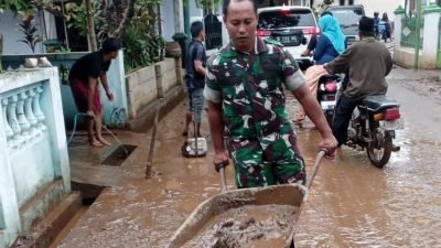 Koramil Winongan dan Warga Bersihkan Lumpur Akibat Longsor