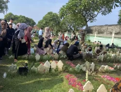 Ribuan Umat Muslim Bali Padati Pemakaman Pada Ziarah Idul Fitri