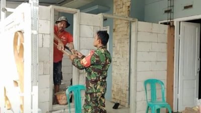 Babinsa 0819/21 Purwosari Bantu Pembangunan Rumah Warga