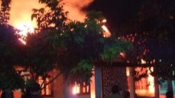 Rumah milik Wan Sam di Desa Padang Genteng, Kecamatan Kaur Selatan, Kabupaten Kaur, Bengkulu, terbakar pada Kamis (25/4/2024) malam sekitar pukul 21.00 WIB. (Foto:LS SP)