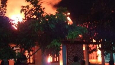 Rumah milik Wan Sam di Desa Padang Genteng, Kecamatan Kaur Selatan, Kabupaten Kaur, Bengkulu, terbakar pada Kamis (25/4/2024) malam sekitar pukul 21.00 WIB. (Foto:LS SP)