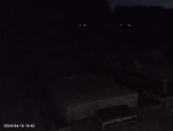 Peziarah Keluhkan Lampu Penerangan di TPU Semper