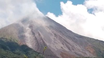 Turuni Alur Sungai, Material Vulkanik Letusan Gunung Karangetang Runtuh