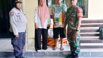 Babinsa Sukorejo Dampingi Penerimaan Bantuan Benih Jagung