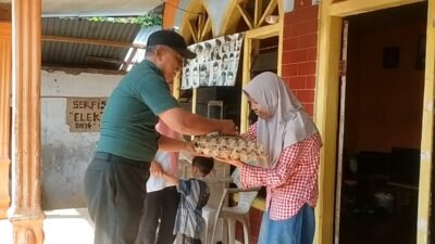 Babinsa Beri Gizi Tambahan untuk Balita Stunting di Desa Gunting