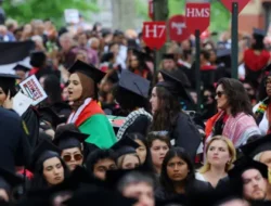 Mahasiswa Teriakkan “Bebaskan Palestina” Usai Universitas Harvard Tahan 13 Gelar Wisudawan