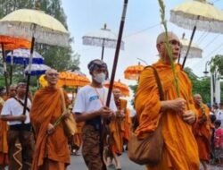 Ribuan Umat Buddha Gelar Kirab Waisak dari Candi Mendut ke Borobudur