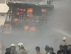 Kapal Terbakar di Penjaringan, Gulkarmat Terjunkan 60 Personel Padamkan Api