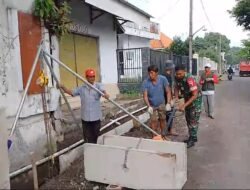 Babinsa Pandaan Bantu Warga Pasang Plengsengan Box Culvert