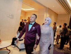 Santyka Fauziah Temani Sule di Pernikahan Rizky Febian