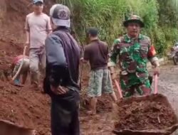 Babinsa Puspo Gotong Royong Bersihkan Bencana Tanah Longsor