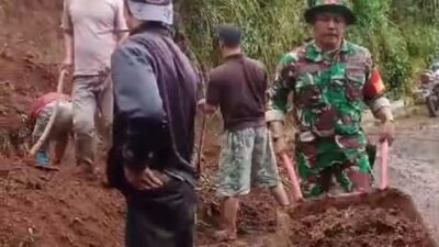 Babinsa Puspo Gotong Royong Bersihkan Bencana Tanah Longsor