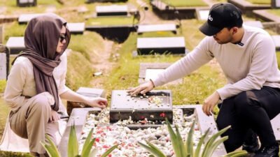 Usai Lamaran, Thariq Halilintar Ziarah ke Makam Adjie Massaid