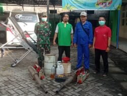 Basmi Nyamuk, Babinsa Lakukan Fogging di SDN 1 Jarangan