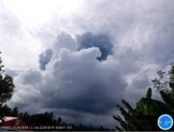 Awan Abu Setinggi 4 Kilometer Torlantar Saat Gunung Ibu di Halmahera Meletus
