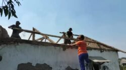 Anggota Koramil 0819/18 Pandaan Bersama Warga Bedah Rumah Milik Sulastri.