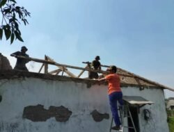 Anggota Koramil 0819/18 Pandaan Bersama Warga Bedah Rumah Milik Sulastri