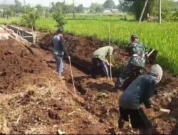 Wujud Kemanunggalan TNI dan Rakyat, Babinsa Kerja Bakti Pembuatan Irigasi