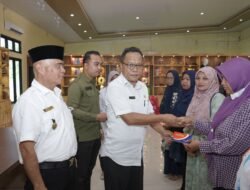 Bupati Asahan Serahkan Buku Tabungan Dana Pinjaman Bergulir