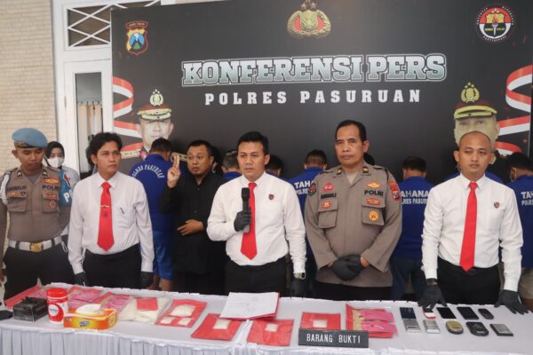 Satresnarkoba Polres Pasuruan menggelar Press Release ungkap kasus Peredaran Narkoba di wilayah Kabupaten Pasuruan. (Humas)