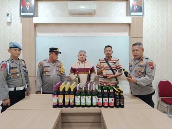 Polsek Prigen yang dipimpin oleh Kapolsek Prigen Iptu Hartono, berhasil mengamankan puluhan Minuman Keras (Miras) ilegal