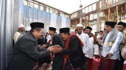 Penjabat (Pj.) Bupati Pasuruan, Andriyanto melaksanakan solat Idul Adha. (Humas)