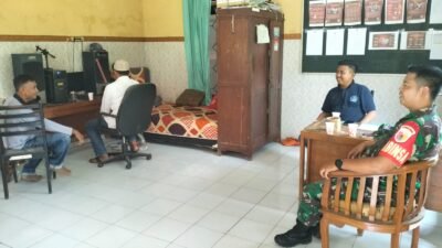 Babinsa Koramil 0819/06 Nguling, Serda Tri Kusuma Wardhana, melaksanakan kegiatan Komunikasi Sosial (Komsos)