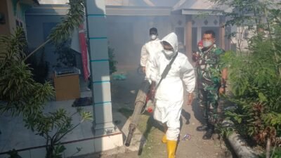 Gelar Fogging, Sertu Zaenal Fathoni Turut Serta Cegah DBD