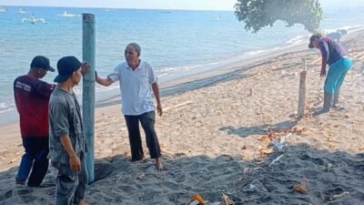 Warga Kampung Nelayan Pantai Montong Buwuh Lombok Barat Gelar Aksi ‘Jumat Bersih’ 