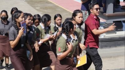 Para pelajar SMA Negeri 1 Susut saat berkeliling Lapas Narkotika Kelas II A Bangli, Jumat (14/6/2024). (Foto: Kemenkumham Bali)