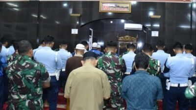 Semua personel Lanud Husein Sastranegara yang beragama Islam melaksanakan sholat subuh berjamaah di Masjid Al Mu'minun, Jumat (7/6/2024). Foto: Lanud Husein Sastranegara 