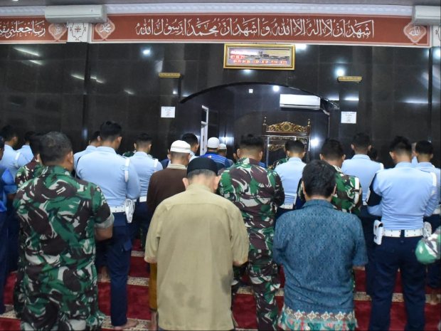Semua personel Lanud Husein Sastranegara yang beragama Islam melaksanakan sholat subuh berjamaah di Masjid Al Mu'minun, Jumat (7/6/2024). Foto: Lanud Husein Sastranegara 