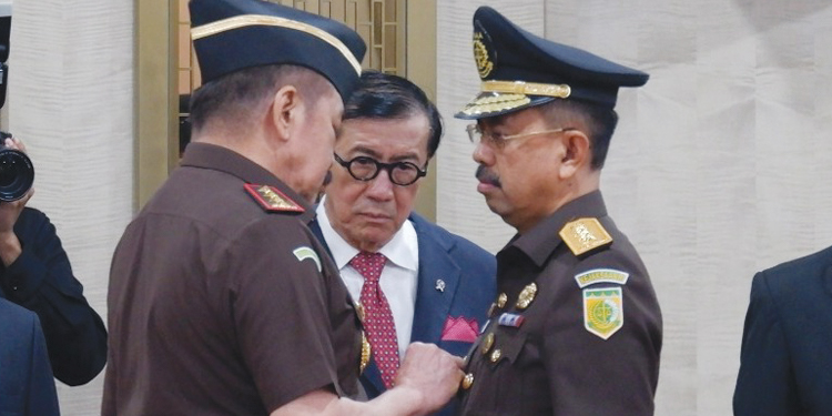 Jaksa Agung, ST Burhanuddin (kiri) saat melantik Asep Nana Mulyana (kanan) sebagai Jampidum.