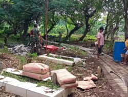 Babinsa Purwosari dan Warga Lakukan Resik-resik Makam