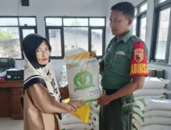 Babinsa Desa Tawangrejo Dampingi Penyaluran Bantuan Pangan